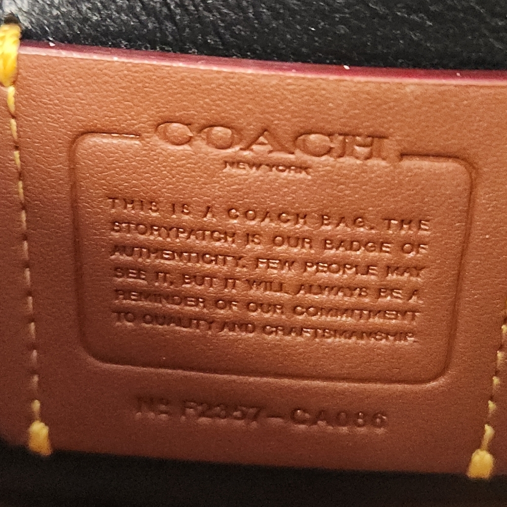 Coach Pillow Madison 18 - Picture 14 of 16